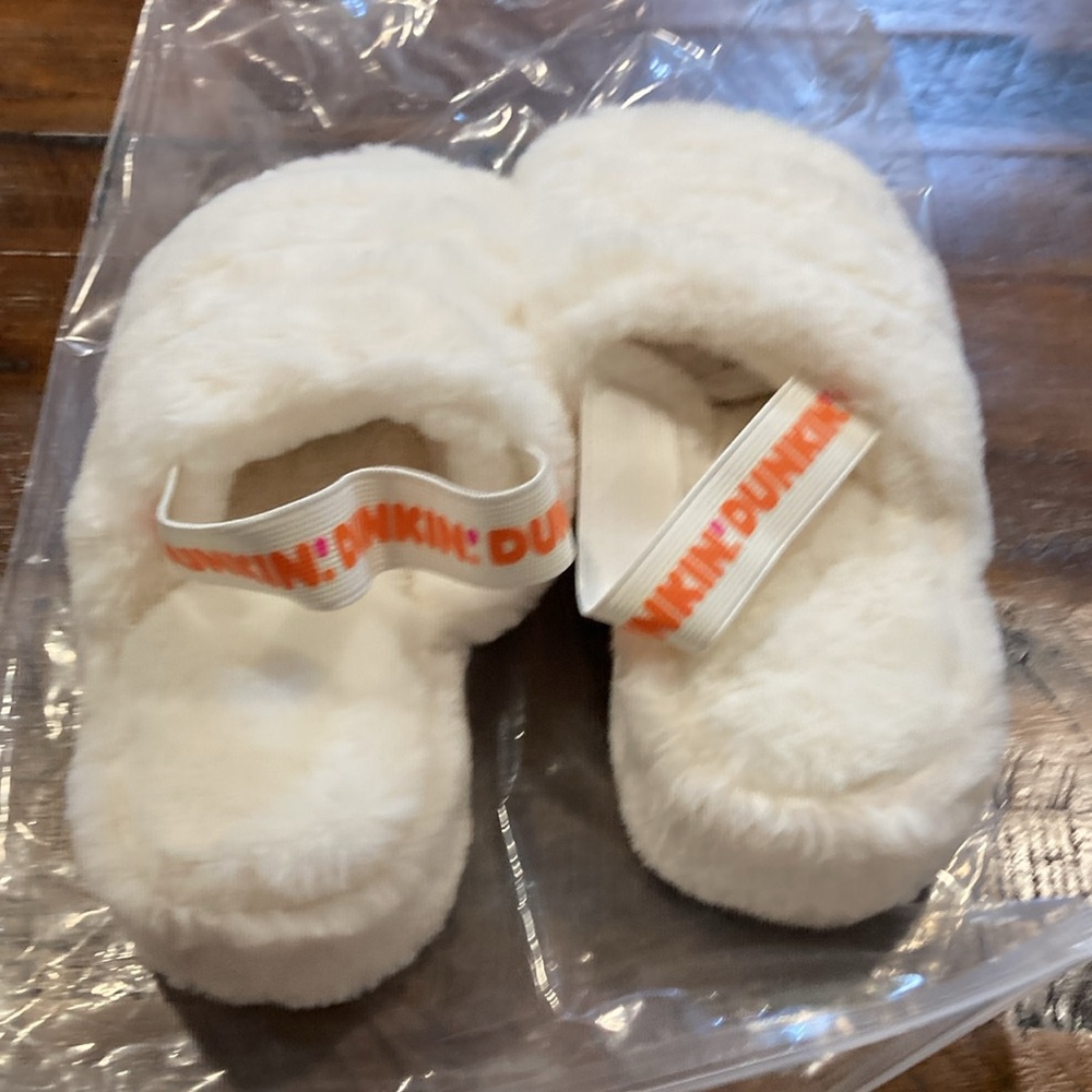 NEW unworn Dunkin’ fluffy white slipper slides 7